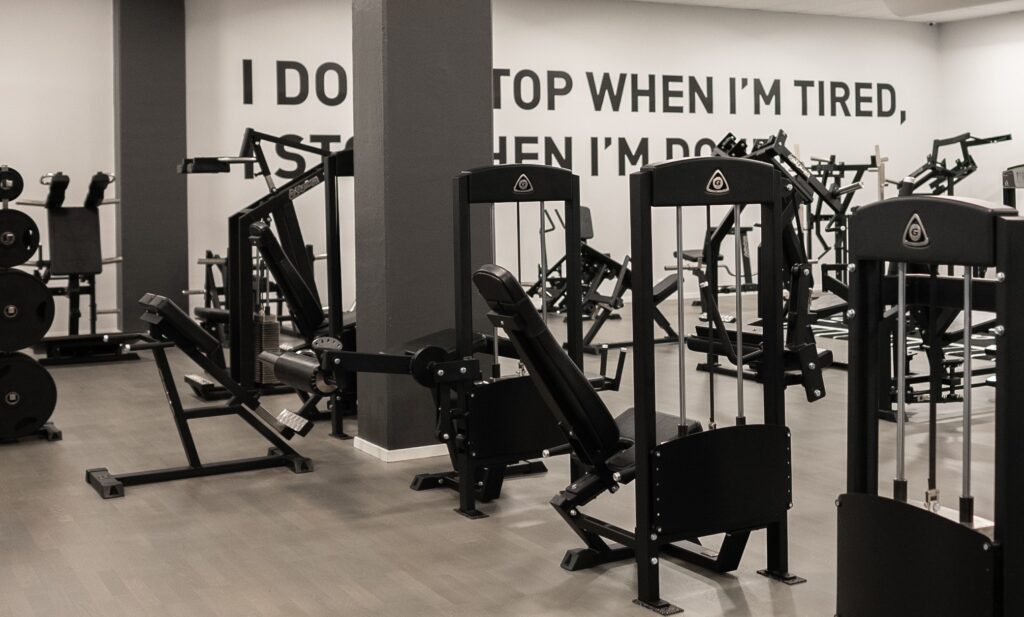 BUGE gym strength equipment in modern fitness facility.