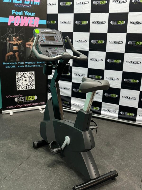 Life Fitness Integrity Series CLSC Upright Bike